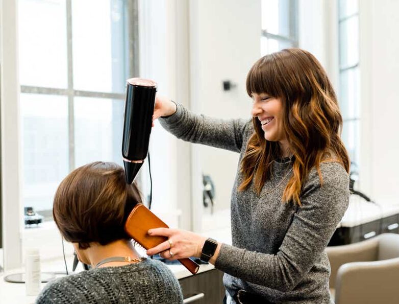 encuentra el estilista ideal para tu transformación